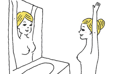 両手を上げる女性